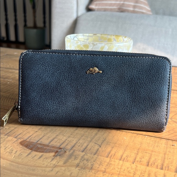 Roots Handbags - ROOTS Black Leather Zip Wallet